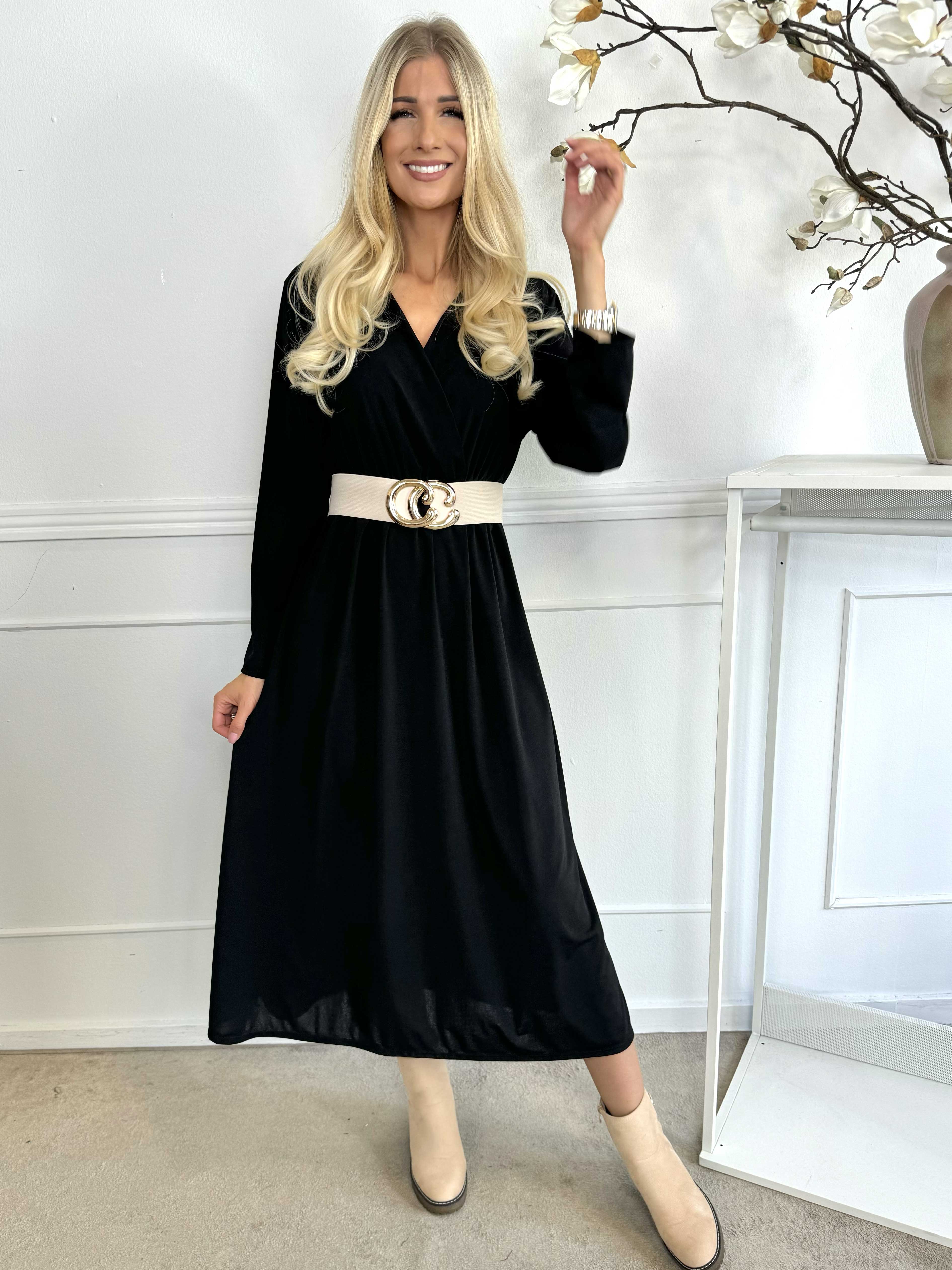 Nelly Plain - Elastisk enfärgad klänning i viskos